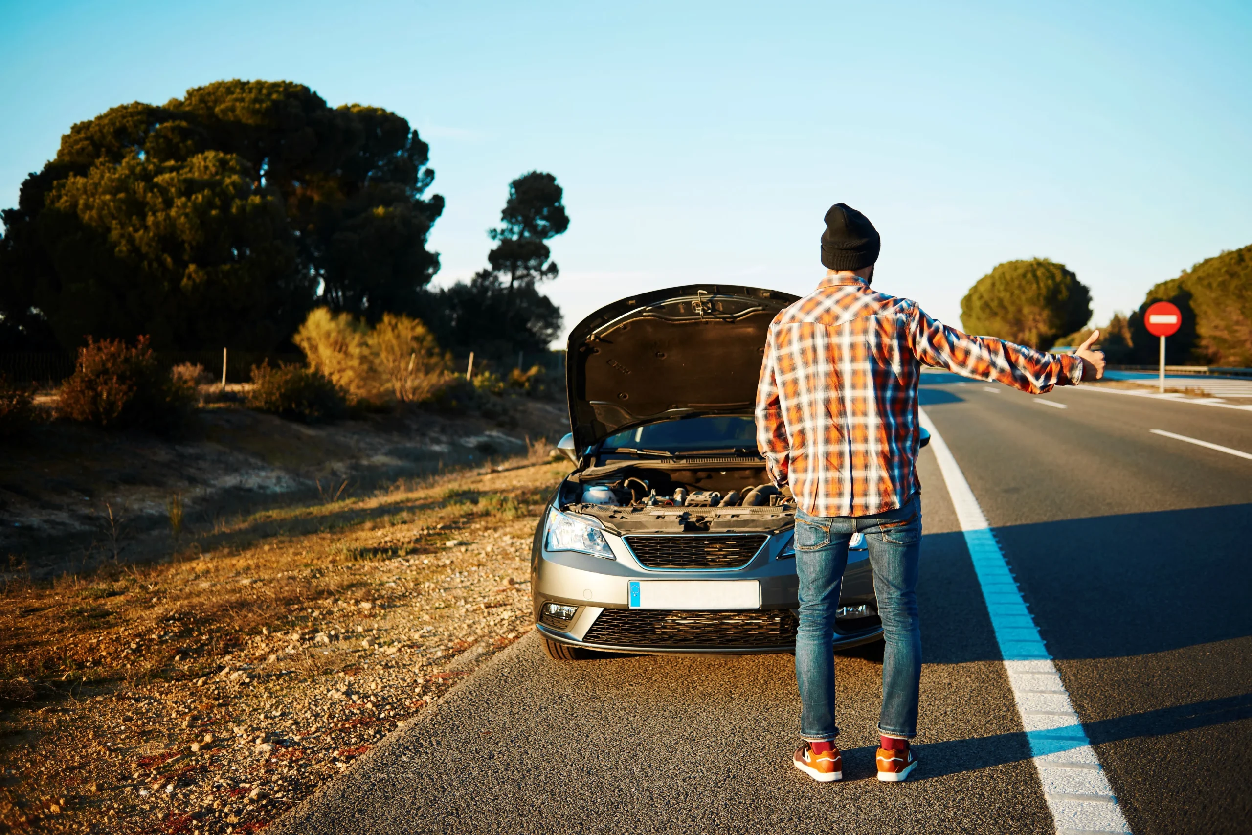 hombre-tratando-de-obtener-ayuda-con-su-coche-roto